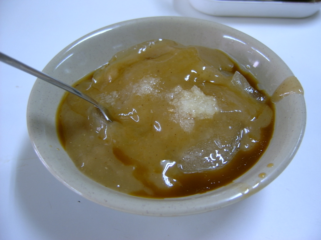 A bowl of Changhua-style bawan (肉圓) topped with sweet-savory sauce and garlic