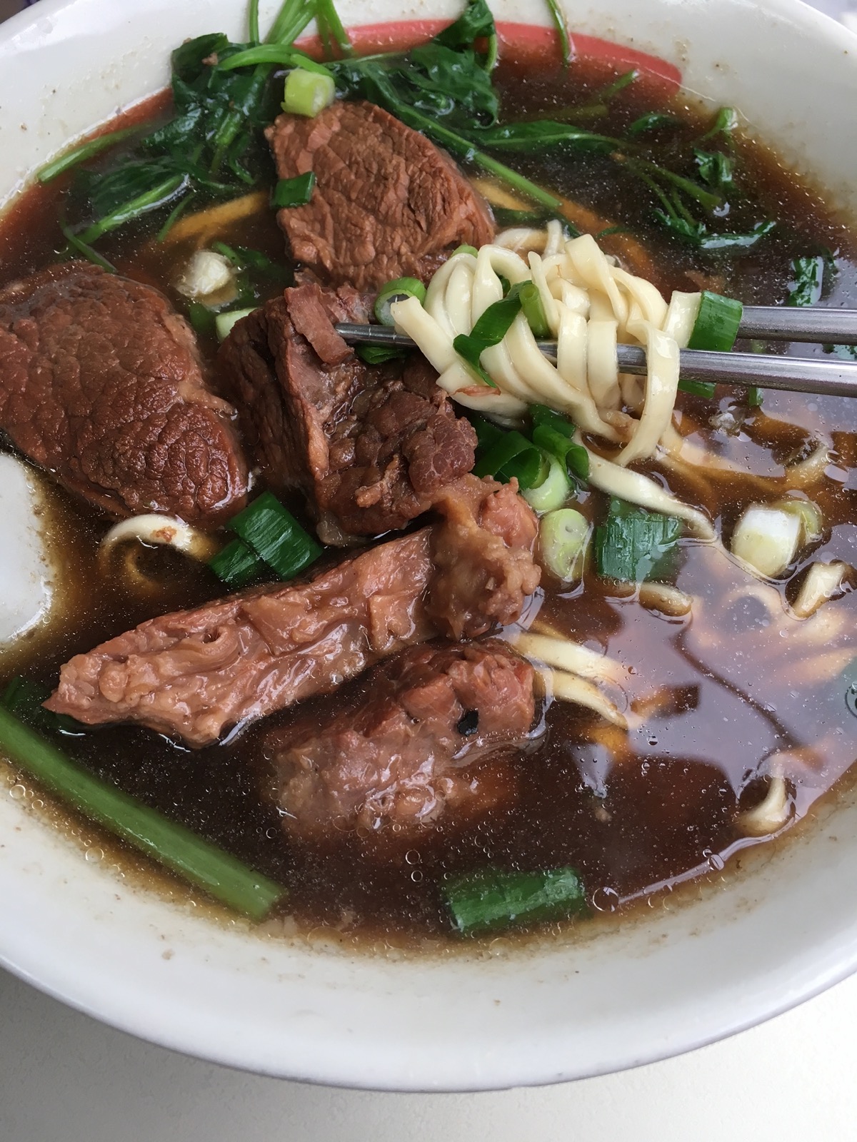 一碗牛肉麵，附紅燒牛肉、麵條與青菜