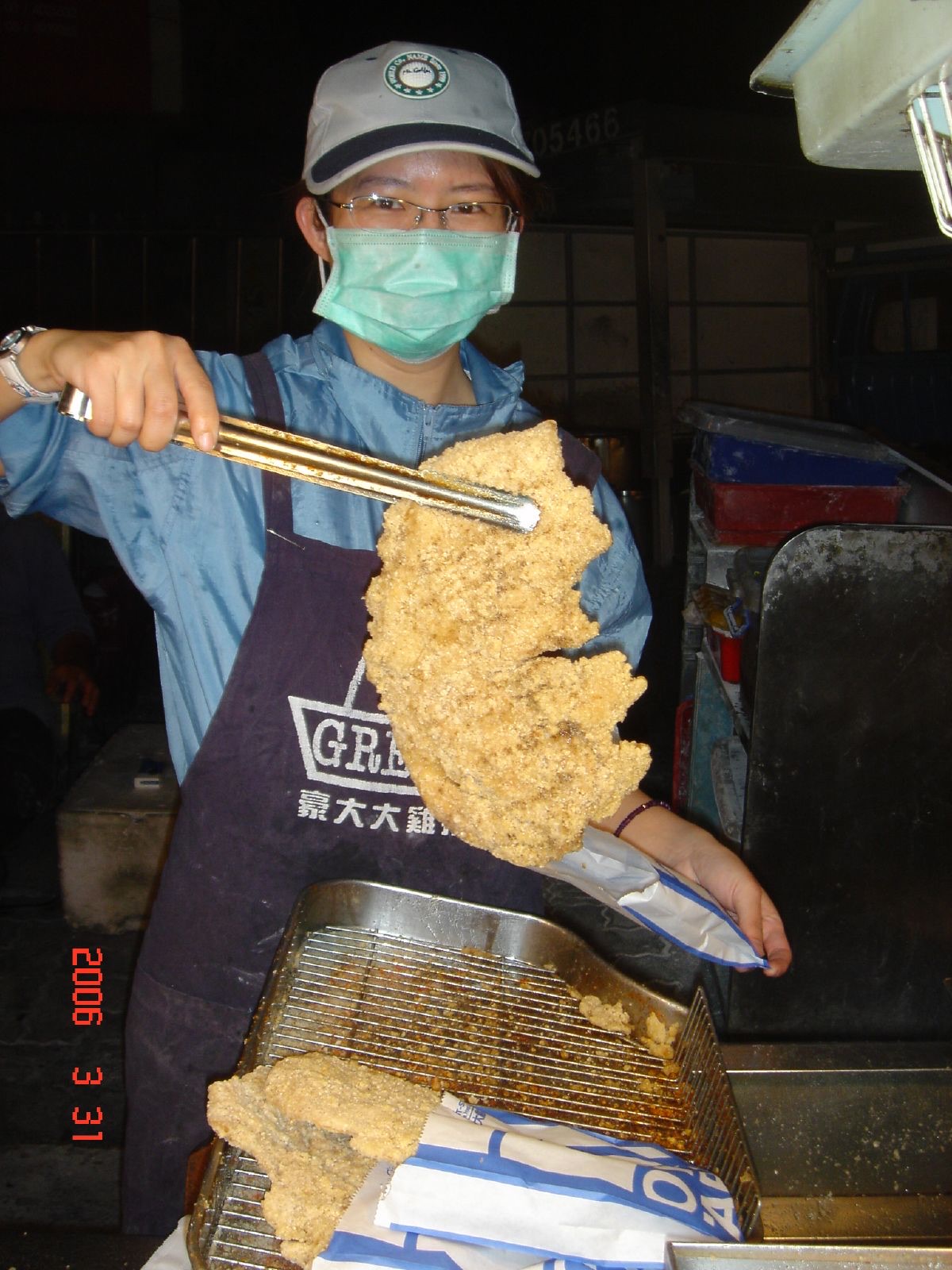 夜市攤位現炸的大片雞排